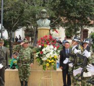 El alcalde Reinaldo Silva con los comandantes del Batallón, coronel Wilson Rojas, y de la Estación de Policía, capitán Richard Manrique, colocaron una ofrenda floral al busto de la heroína Águeda Gallardo. Roberto Ospino / La Opinión