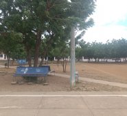 La cancha y el parque aún se mantienen en uso gracias a que los residentes, de la mano de la empresa Norgas, les hacen labores de mantenimiento y recientemente plantaron 20 robles allí. Leonardo Oliveros