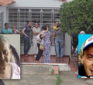 Familiares y amigos de las víctimas protagonizaron escenas de dolor en la vivienda donde fueron asesinadas las víctimas. Cristian Herrera