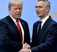 El secretario general de la OTAN, Jens Stoltenberg (derecha), da la bienvenida al presidente estadounidense Donald Trump a la cumbre de la Organización del Tratado del Atlántico Norte.
AFP