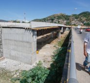 La concesionaria San Simón adelanta las obras en los predios de las tres casas que ya se tumbaron en el barrio Santa Clara. Mario Franco