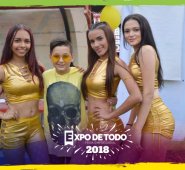Robert Farid rodeado de sus bailarinas Cielo Torrado, Marcela Mendoza y Stefanny Rincón. Cortesía