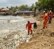 Funcionarios dominicanos limpian la costa de Santo Domingo tras una avalancha de basura arrastrada al paso de la tormenta Beryl. AFP