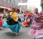 La cita fue en el Parque Lineal, a las 3 de la tarde, posteriormente, artistas y los ciudadanos iniciaron el recorrido cargado de música y colores. Alfredo Estévez
