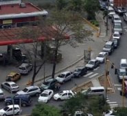 La "mala distribución de combustible, lo que causa las interminables colas de vehículos que rodean a las estaciones de servicio", denunció la gobernadora Laidy Gómez. Cortesía