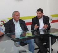Carlos solano, director de la cámara de comercio, junto a los emprendedores Yulieth Orozco y Gabriel Gamboa, durante el evento donde ambos ecibieron los estímulos que ganaron del Fondo Emprender del Sena. Roberto Ospino