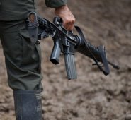 Según el general Elder Giraldo, comandante de la octava división del Ejército, la tercera persona muerta sería "un líder social" de la zona.
Internet