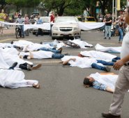 La protesta simbólica tuvo por objeto llamar la atención de las autoridades para que detengan el derramamiento de sangre de inocentes. Mario Caicedo