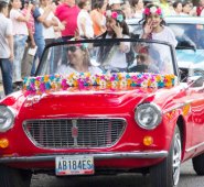 Esta familia desfiló a bordo de un Fiat convertible, de matrícula venezolana. Luis Alfredo Estévez
