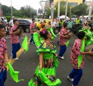 A las 3 p.m se inició el desfile de carrozas.  La Opinión