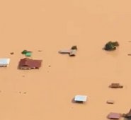 Unas 6.600 personas estaban damnificadas el martes en la noche y las autoridades intentaban evacuarlas de la zona del siniestro. AFP