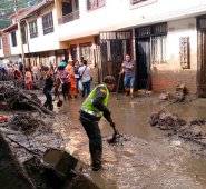 Los organismos de Emergencia atendieron a varias familias que resultaron afectadas en el barrio Paseo del Mango. Colprensa