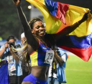 Caterine Ibargüen celebra su triunfo en los Juegos Centroamericanos y del Caribe. @AlejandroChar