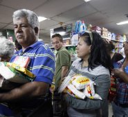 La decisión de Nicolás Maduro, presidente de Venezuela, de modificar otra vez el cono monetario tampoco combatirá la inflación ,de acuerdo con los economistas. Archivo
