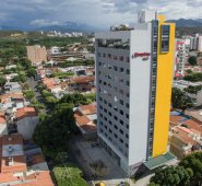 El hotel está ubicado en la esquina de la calle 13A con avenida tercera Este. Juan Pablo Cohen