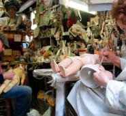 la tienda tiene más de 60 años arreglando los tesoros de las personas. Internet