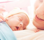 Mantener al bebé cerca al pecho de la madre o un familiar hace que el pequeño se sienta como en el útero que recién salió. Internet