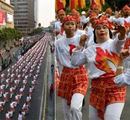 Alineados, hombres y mujeres vestidos de rojo y blanco bailaron en el centro de la capital a ritmo de ‘Poco poco’, una danza originaria de la región de Manado. AFP