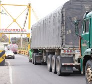 Los conductores irrespetan la norma de que el paso por el puente debe ser uno a uno. César Obando / La Opinion