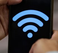 Rodear las antenas del router con papel aluminio sirve para mejorar la señal en espacios interiores. Colprensa