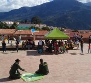 La comunidad disfrutó en familia, armando sus cometas. Policía y Cortesía