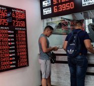 El dólar gana fuerza ante el peso colombiano por la caída en los precios del petróleo y las tensiones comerciales. AFP