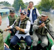 El presidente, Iván Duque Márquez, recorrió este martes las zonas con inundaciones en Puerto Carreño, en el departamento de Vichada. Colprensa