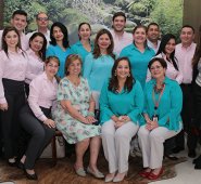 Cristina González, William Meza, Carlos Vesga, Santiago Peñaranda, Carlos Suárez, Natalia Castañeda, Claudia Calderón, María Isabel Hernández, Constanza Fajardo, Ketty la Roche, Sandra Rueda, Jéssyca Ramos y Adda Carolina Paredes. Sentadas: Martha Grisell Quintero, Marleny de Ararat, Laura Esparza y Margy Rey Castro.  César Obando / La Opinión