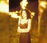 'Like a prayer' fue una de las más polémicas en 1989. El video tenía fuertes connotaciones sexuales y religiosas, además hacía uso de las cruces propias del Ku Klux Klan. Pinterest