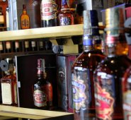 La norma prohíbe la venta y consumo de alcohol desde las 6 de la tarde del día anterior a las elecciones, hasta las 6 de la mañana del día siguiente. Colprensa