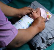 El nombre completo de la bebé es Abidah Juegos Asiáticos.  AFP