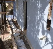 Miriam tuvo que pasar la noche en la destartalada casa. Los escombros aún permanecen en el lugar. La Opinión