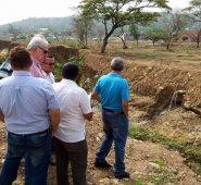 La Alcaldía y líderes comunales hicieron días atrás un recorrido por el tramo que se pretende canalizar de la cañada. Mario Caicedo