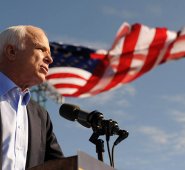 Varios medios informaron hace unos meses que el senador había solicitado expresamente que Donald Trump no participara de su funeral.
AFP