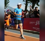 Jin Feibao corrió 42,195 kilómetros diarios. Tomada de Twitter @XHIndonesia