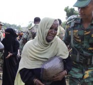En esta foto de septiembre pasado se ven a varios refugiados de la etnia rohinyá, cuando reciben alimentos en un campamento de Ukhiya, Bangladés. Archivo