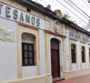 Fachada de la casona Gremios Unidos, en la avenida 4, entre calles 13 y 14, en la que, según Corpatrimonio, se modificó con pañetes y zócalos de cemento técnicas tradicionales de construcción. Mario Franco