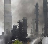 Cerca de 600 personas, entre bomberos, servicios de rescate y policías, acudieron al lugar del incidente. AFP