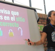 La embajadora regional de la estrategia en Tic Confío, Carmen Sanjuan es la encargada de realizar la Cátedra Poder Digital en los colegios del departamento. Cortesía