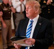 Trump respondió con una serie de furiosos tuits sobre una posible "traición" por parte del autor. AFP