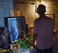 Las personas acuden altares clandestinos para rezar. AFP