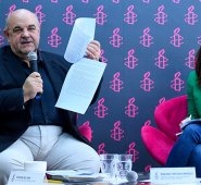 El director de Amnistía Internacional España, Esteban Beltrán y la directora de Justicia Internacional y Políticas de Amnistía Internacional Argentina, Mariana Fountura Marques, presentaron un informe sobre la violencia en Venezuela. AFP