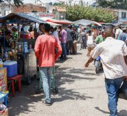 Los colombianos han sido desplazados por los venezolanos en las calles.  Archivo