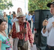 El ministro de vivienda estuvo el viernes en Puerto Santander entregando un proyecto de vivienda gratuita. Mario Franco / La Opinión