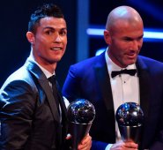 Cristiano Ronaldo aspira a llevarse su tercer premio en el evento organizado por la Federación Internacional del Fútbol Asociado.En la foto lo acompaña Zinedine Zidane. Archivo