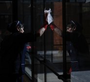 El informe del Dane, divulgado a finales de agosto, también resalta que el 76,65 % del valor económico de estas actividades lo generaron las mujeres (142,3 billones de pesos). Colprensa