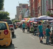 Las ventas informales se han tomado los andenes. Archivo La Opinión