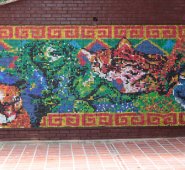 El mural tiene un tamaño de 7.5 metros de ancho por 2.5 metros de alto. La Opinión