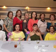 Yolanda de Yáñez, Mary de Garcés, Margarita de Yáñez, María Inés Blanco, Mariela de Muñoz, Mariana de Suz, Rita de Tarazona, Gisela de Banguero y Gloria de Ibáñez. Sentadas: Graciela de Peñaranda, Amanda de Ramírez, la cumpleañera Mary de Rodríguez, Sofía de Figueroa y Gladys de Assaf. César Obando / La Opinión