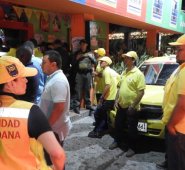 En la intervención que se adelantó el fin de semana, en busca de la banda que tiene el control del microtráfico en el centro comercial Bolívar, intervinieron 100 policías. 
 Cortesía